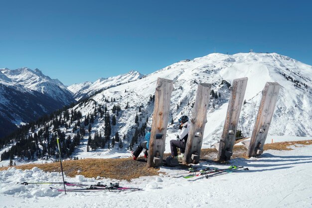 Turistas no pico da montanha coberta de neve de férias