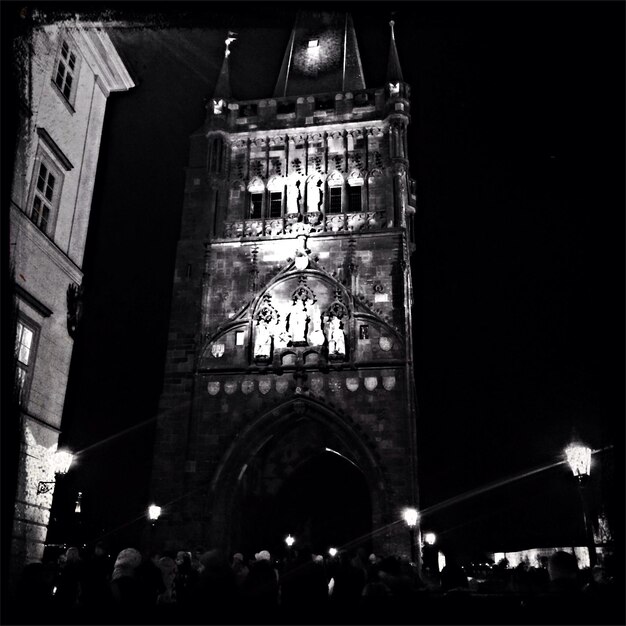 Foto los turistas por la noche