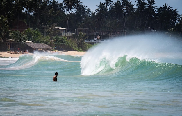 Foto los turistas observan las olas