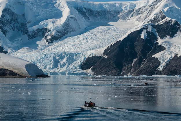 Turistas observando uma geleira na Antártida perto da Península Antártica