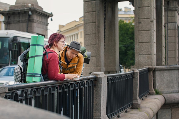 Turistas olhando os pontos turísticos da cidade, São Petersburgo