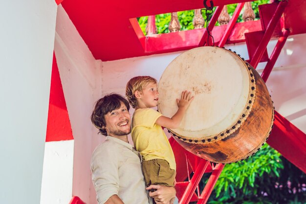 Turistas padre e hijo miran Wat Chalong es el templo más importante de Phuket .. Viajar con concepto de niños