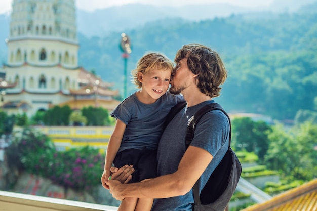 Turistas de padre e hijo en el templo budista Kek Lok Si en Penang, Malasia, Georgetown. Viajar con el concepto de niños