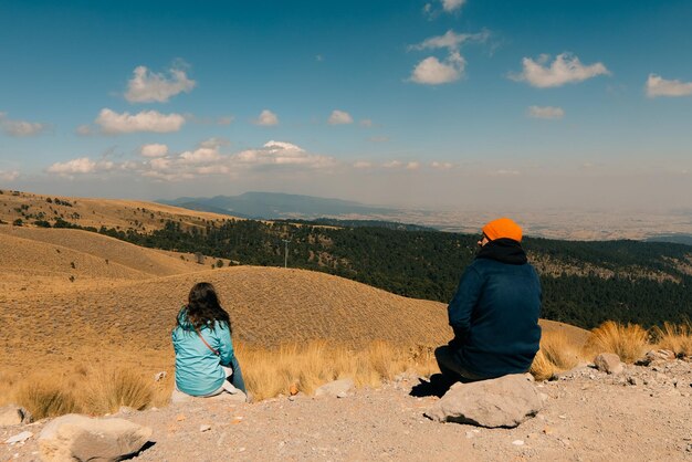 Foto turistas en el parque nacional de toluca con lagos dentro del cráter