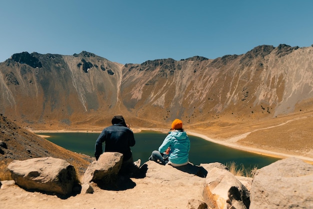 Foto turistas en el parque nacional de toluca con lagos dentro del cráter