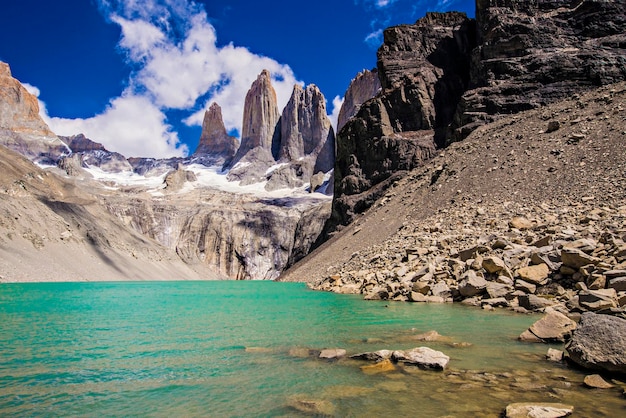 Turistas en el Parque Nacional Torres del Paine en la Patagonia Chilena. lago de agua turquesa