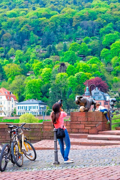 Turistas perto do mandril da ponte na ponte velha em heidelberg na alemanha