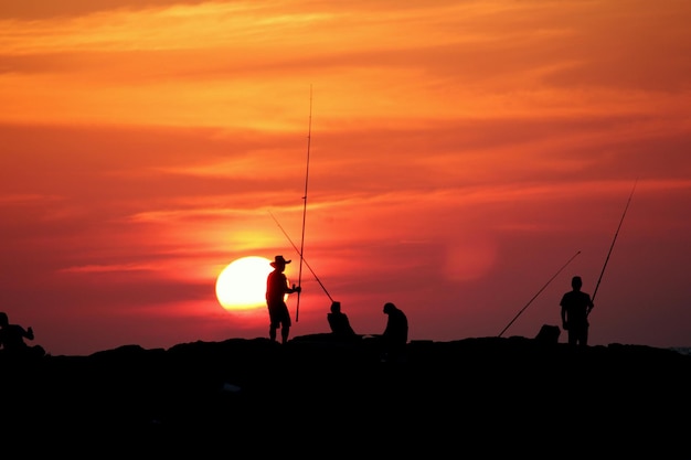 Foto los turistas que pescan