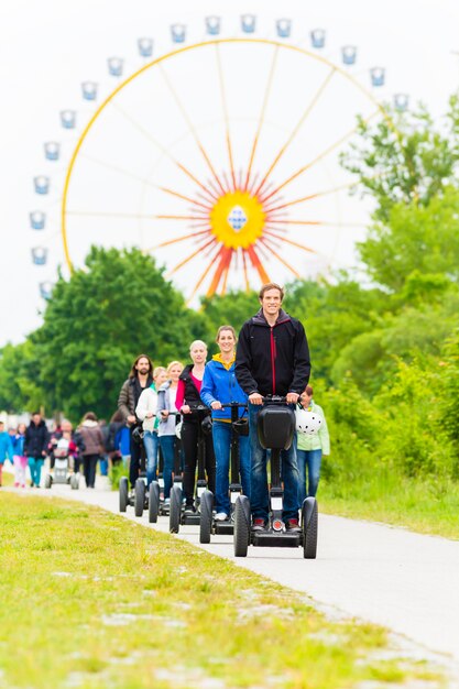 Turistas que tienen Segway turismo