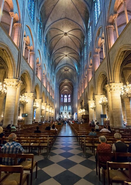 Turistas que visitam Notre Dame de Paris