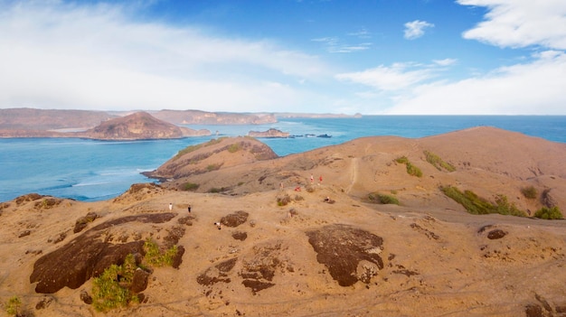 Turistas que visitan la isla de Padar en Lombok