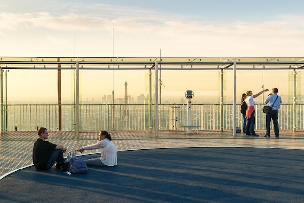 Turistas que visitan la plataforma de observación en el techo de la Torre Montparnasse en París