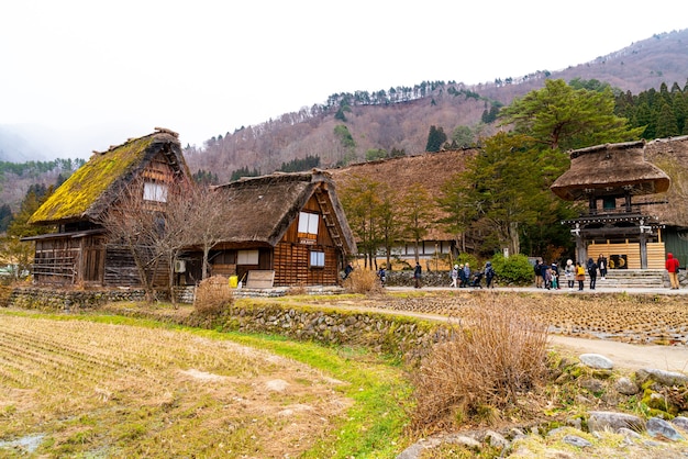 Turistas que visitan Shirakawa-go. Shirakawa-go es uno de los sitios del Patrimonio Mundial de la UNESCO de Japón ubicado en la prefectura de Gifu, Japón.