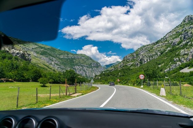 Los turistas recorren Montenegro en coche alquilado o en autobús