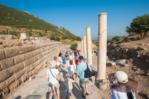 Turistas en recorridos por las ruinas, sin guía