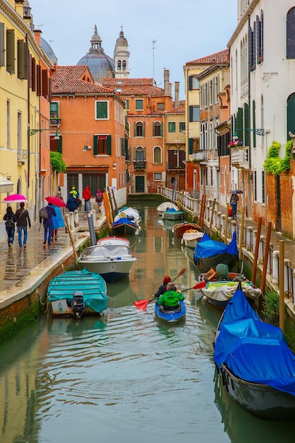 Turistas y remeros en un día lluvioso en Venecia