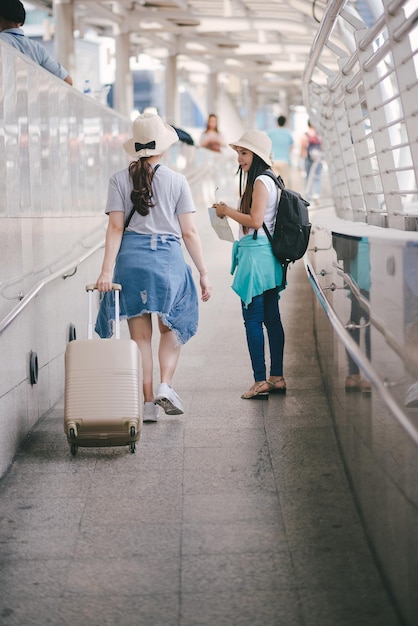 Turistas en el sendero de la ciudad
