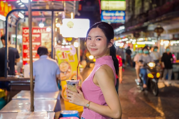 Turistas tailandés-chinos pasear y probar comida callejera en Yaowarat Road, Chinatown, Bangkok