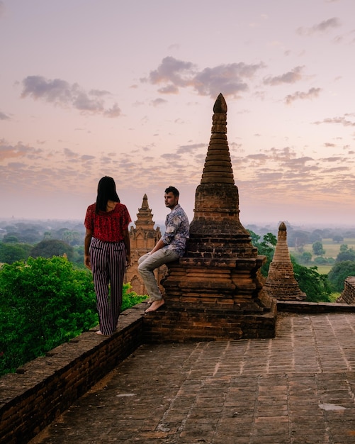 Foto turistas en el templo contra el edificio