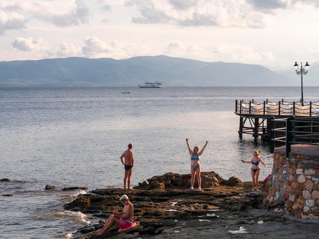 Turistas tomam banhos naturais de cura em fontes termais em um spa grego Loutra Edipsou, Grécia