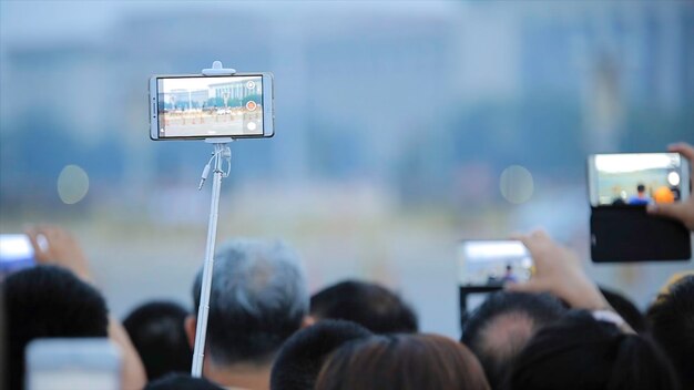 Los turistas toman fotografías con un teléfono inteligente de un monumento famoso y una atracción turística popular en
