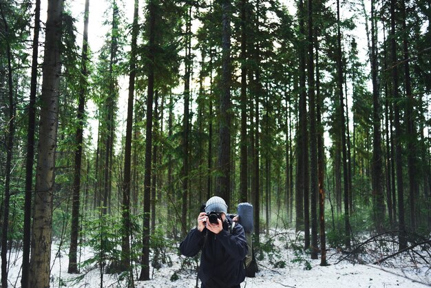 Turistas tomando fotos en el bosque.