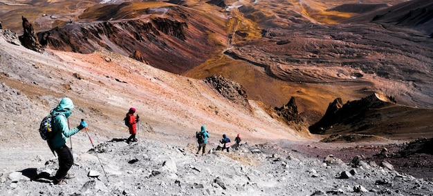 Turistas trekking no vulcão Erciac na Turquia, vista de cima