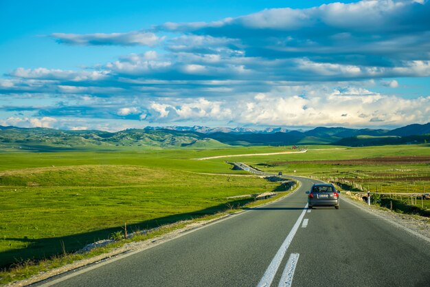 Los turistas viajan por las carreteras de montaña de Montenegro en coche.