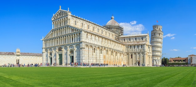 Los turistas visitan la famosa torre inclinada de Pisa Italia