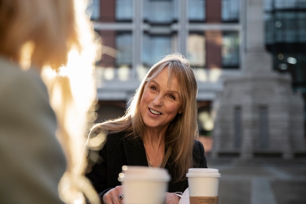 Turistas visitando a cidade e tomando café