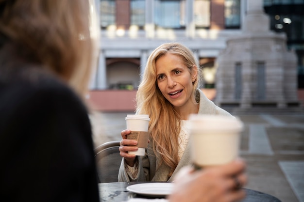 Foto turistas visitando a cidade e tomando café