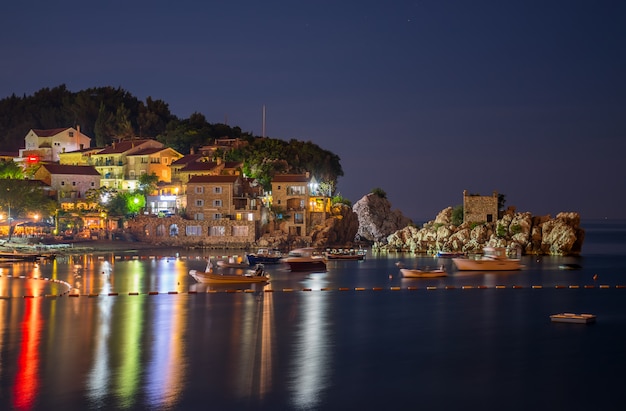 Los turistas visitaron restaurantes en el mar Adriático para una cena romántica durante el atardecer.