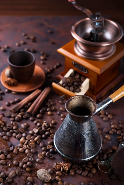 Turka com café na mesa ao lado de grãos de café
