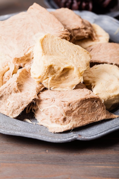 Turkish Delight Halva auf dem Teller mit Nüssen auf Metallplatte