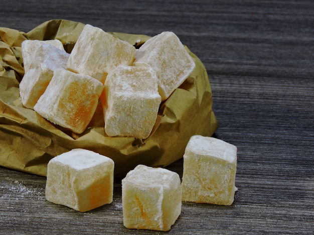 Turkish Delight in einer Papiertüte.