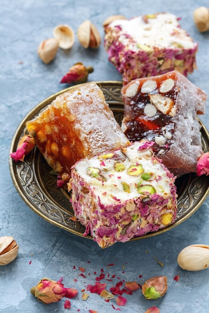 Turkish Delight mit Pistazien, rosa Blütenblättern und Mandeln