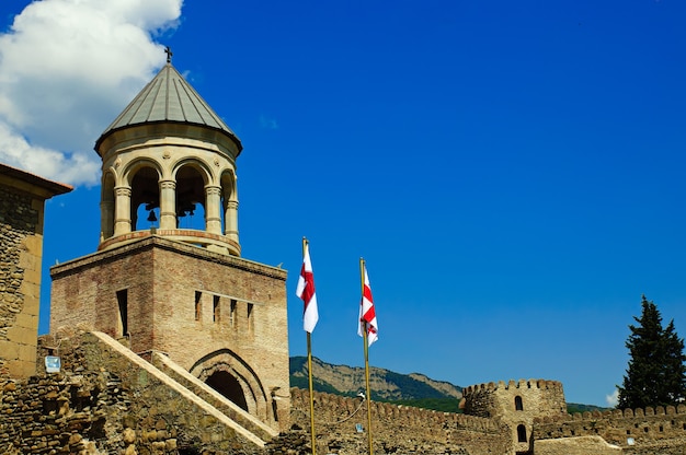 Turm der antiken orthodoxen Kirche Sveticxoveli in Mtsheta, Georgia