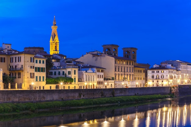 Turm der Basilika des Heiligen Kreuzes oder Basilica di Santa Croce in der Dämmerung und Kai des Flusses Arno in Florenz, Toskana, Italien