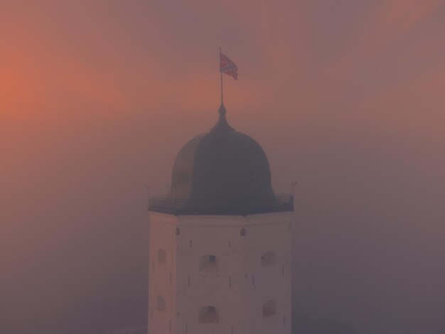 Foto turm der festung wyborg im nebel drohnenansicht