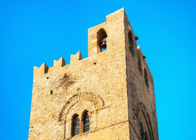 Turm der Hauptkirche Chiesa Madre in Erice, Insel Sizilien, Italien