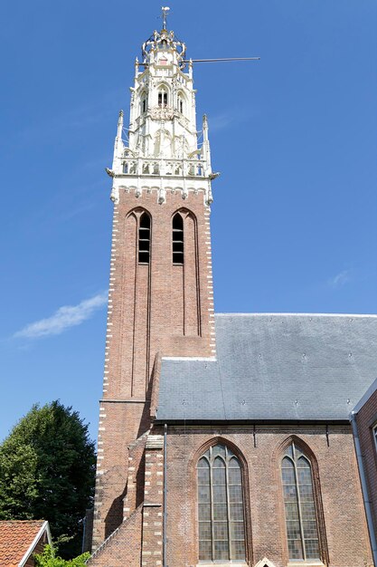 Foto turm der historischen bakenesserker kirche in haarlem, niederlande