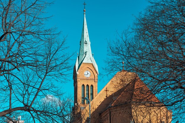 Turm der Kirche der Heiligen Maria Himmelfahrt in Kispest. Budapest, Ungarn