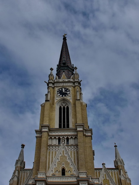 Turm der Kirche mit Uhr