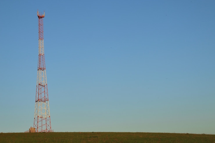Foto turm der verstärkung und des empfangs der zellularen kommunikation