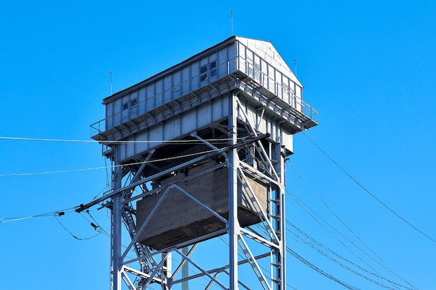 Turm einer zweistufigen vertikalen Hebebrücke