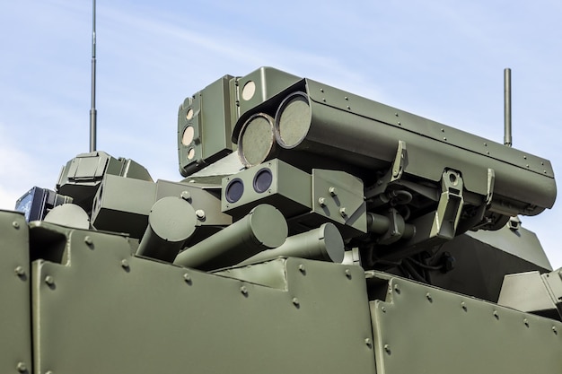 Turm eines Schützenpanzers mit Waffen und modernen Panzerschutzsystemen