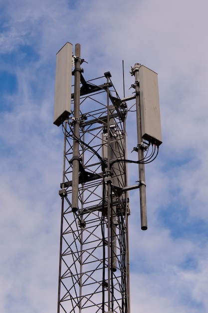 Turm mit 5G- und 4G-Mobilfunknetzantenne