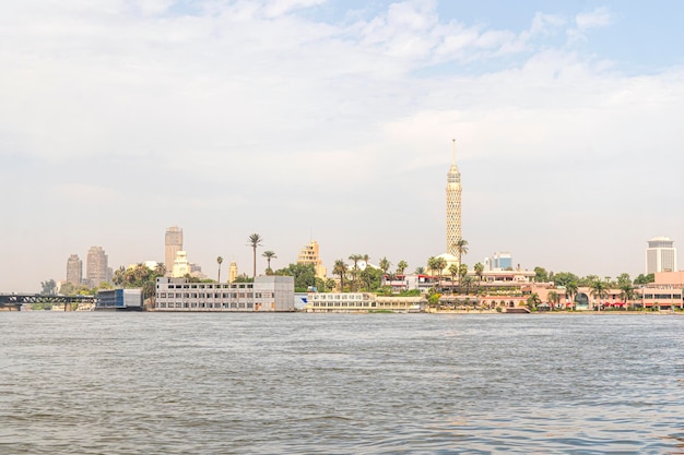 Turm mit Aussichtsplattform im Zentrum von Kairo Ägypten Blick vom Wasser des Nils