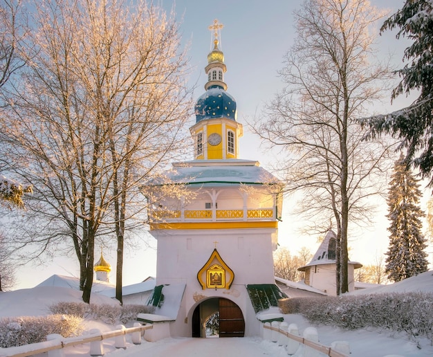Turm über dem Eingang zum Heiligen Dormitio Pskovo Pechersky Male Kloster in der Stadt Petschora, Region Pskow, Russland, an einem Wintertag