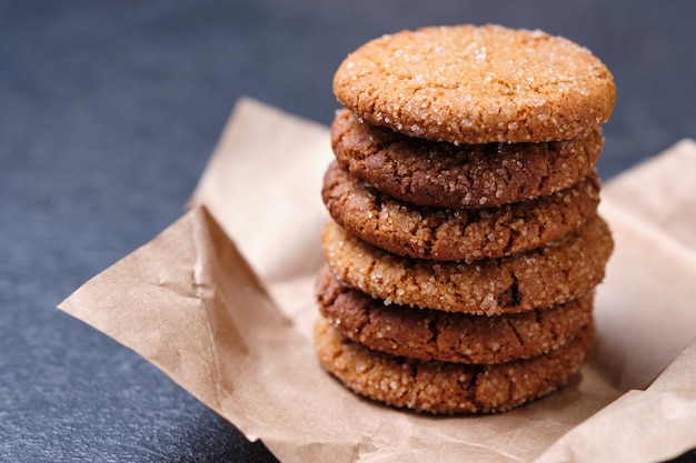 Turm von Haferflockenplätzchen mit Honig. Dessert auf braunem Papier, auf der Tischnahaufnahme.